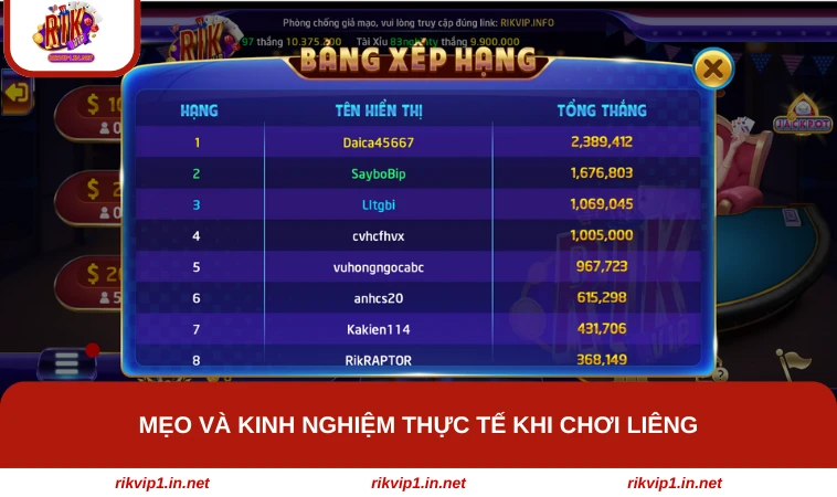 Người chơi tập trung quan sát đối thủ trước khi quyết định